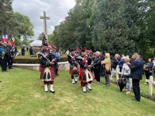 Les Ecossais repartent devant les porte drapeaux