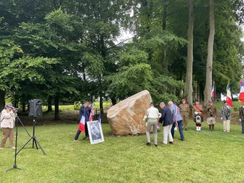 Dépôt de gerbe. Capitaine 1er RCH, CE Lemaire, Maire d'Ermenouville