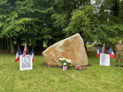 Monument avec les portraits des Lieutenants Stanislas Dorange et Georges Bazaille