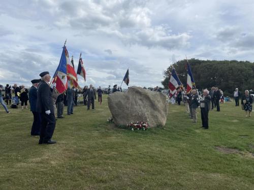 Les porte drapeaux entourent la stèle